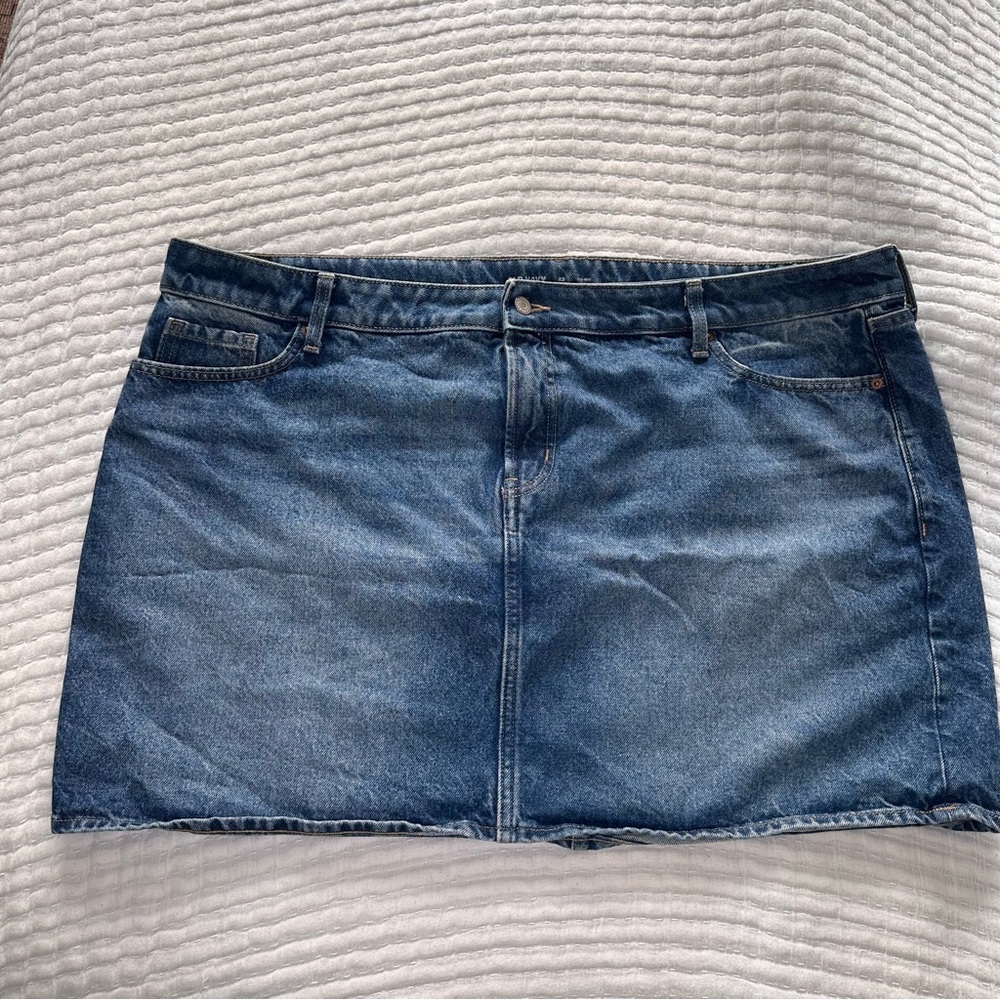 Old Navy 22 Mid Rise OG Denim Mini Skirt - Classic Medium Wash Blue Jean Skirt - Picture 2 of 6